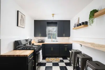 *Beautifully Updated Downtown 2 Br* Sleeps 6
