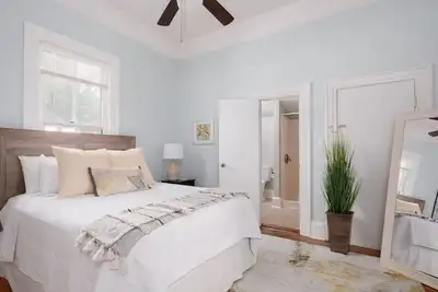 Downtown 2 Br/ 2 Baths- Close to Uf/ Restaurants!