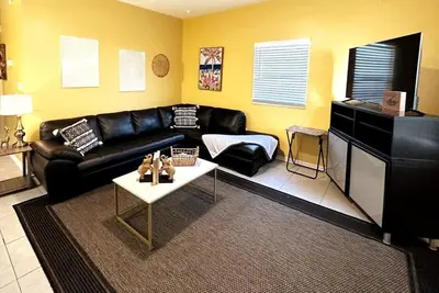 Image de Cozy 2 Bedroom 1 Bathroom Downtown Bungalow