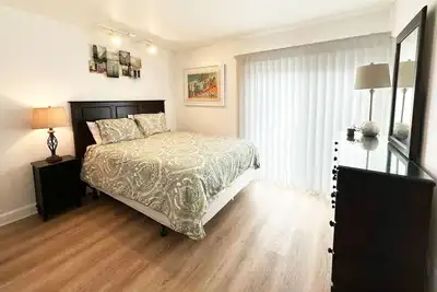 1 Bedroom Condo: Walk to Shands / Uf / Va- Pool!