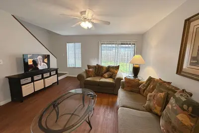 Cute 2 bed/1. 5 bath centrally located, pool!