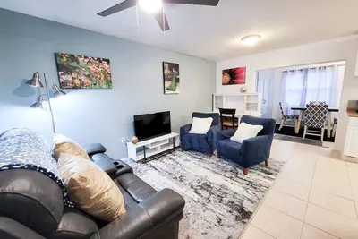 Downtown Duplex- Spacious and Comfy 2 Bedroom
