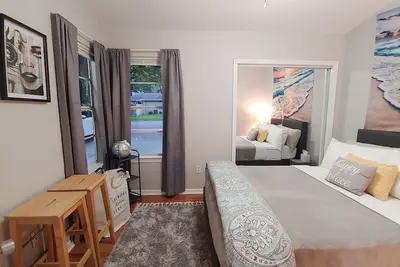 Image de Centrally located 2 bedroom condo for 6 people