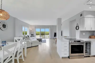 Image de Beachside Condo Offering The Best Bay Views in Palm Beach - Key West Vibe