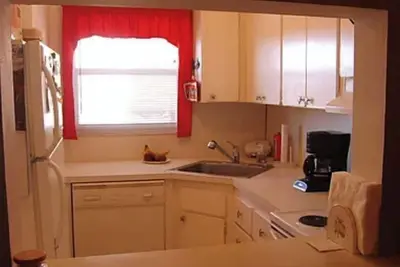 Image de 5 min walk to Sombrero Beach, plenty of on site parking, balcony with water view