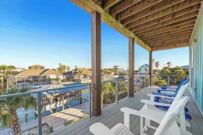 Image de Luxury Infinity Edge Heated Pool and Hot Tub + Boat Dock + Steps to the beach + Beach Toy Packages
