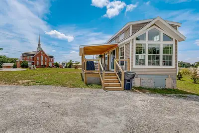 Image de Pet Friendly Tiny home in Great Location with Grill and Covered Porch