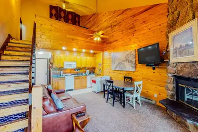 Image de 2-story condo with loft, balcony, indoor & outdoor pools, game room, gym, W/D