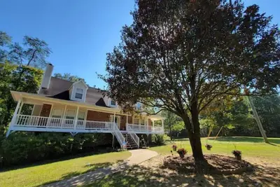 Image de Southern Charm Cottage - Peaceful 4 Br By The Creekside!