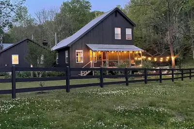 Image de Serene Farmhouse in Dahlonega on 5 acres W/Historic Indian Cabin & Creek.