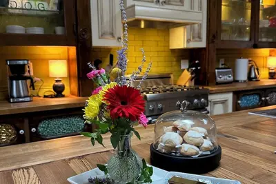 Image de Big Dog Coffee's Little Red Cat/Historic Pittsburgh Home/Free Parking Spaces