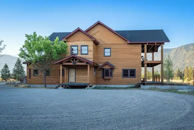 Image de Brand New 7500 sf, 5br/6ba luxury cabin retreat--walk to Clark Fork river.