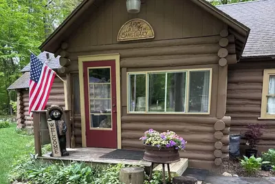 Image de Cozy/rustic cabin in the woods. . . linens and firewood included!