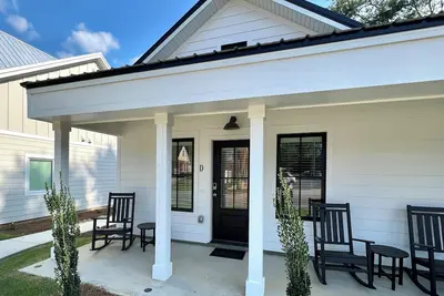 Image de New Luxury 1br Cottage in Downtown Auburn!