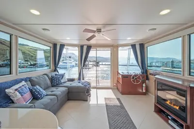 Image de You can't beat these views w/ this unique houseboat On Lake Chelan