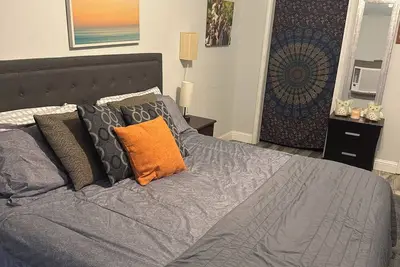 Image de Large 1 bedroom house. Covered parking in a safe area. WiFi. Tv in every room!