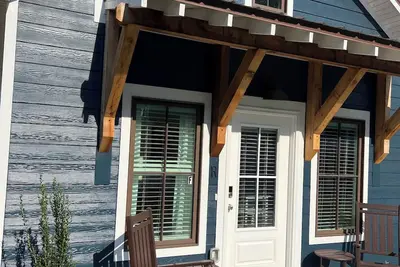 Image de New Luxury 1br Cottage in Downtown Auburn!