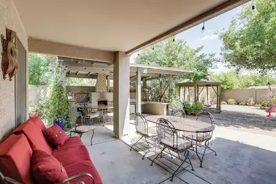 Image de Tolleson Hideaway w\/ Backyard & Outdoor Kitchen!