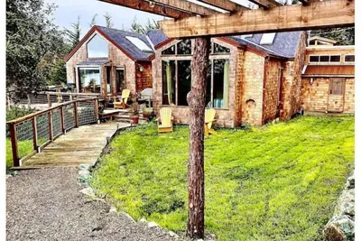 Image de Artistic farmhouse with outdoor hot tub overlooking Tomales Bay