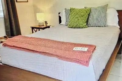 Image de Beautiful renovated 2 bedroom 1 bathroom home 2 blocks from beach!