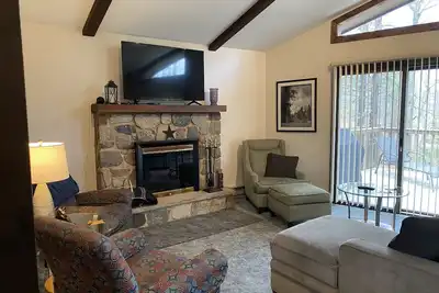 Image de Cozy Lakefront Home; Close to skiing and waterparks