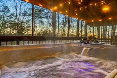 Image de Cozy Svens The Bear Retreat near Dollywood - Hot Tub - Fast Wifi & Arcade