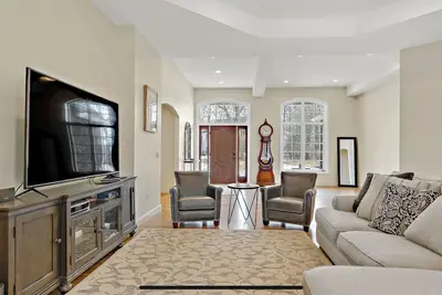 Image de Spacious Open Concept City Oasis with Pool