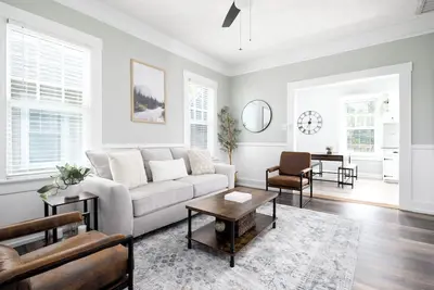 Image de Charming Midtown Bungalow • 2br, 2ba • 15 Mins to Ft Moore