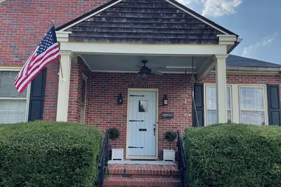 Image de Masters rental - Designer Mcm updated bungalow