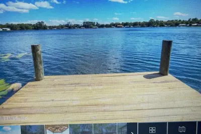 Image de 1 bedroom Cozy Cottage on the Lake with your own private dock to fish and swim!