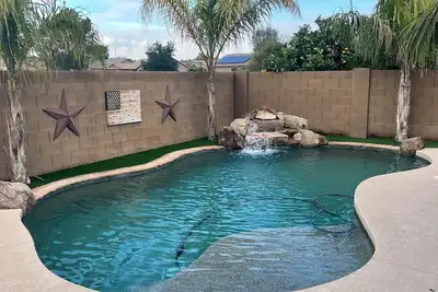 Image de Cozy vacation home with pool!