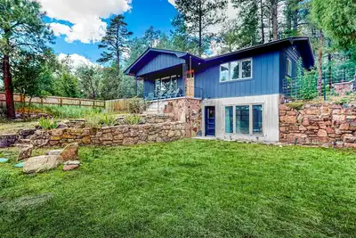 Image de Mountain-view home in great location with walk-out apt, 2 kitchens, & W/D