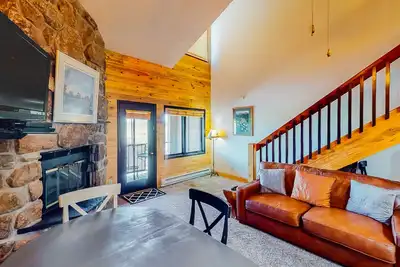 Image de 3rd-floor retreat with balconies, in/outdoor pools, game room, gym, views