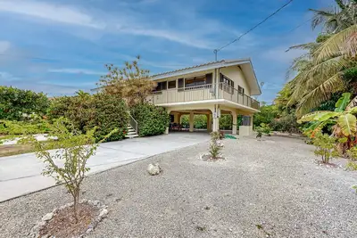 Image de Waterfront home with 50-foot dock, balcony, patio, & Cabana Club access