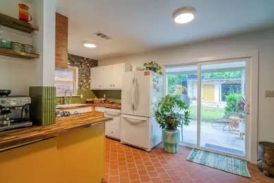 Image de Texas Time Warp Off Congress - Cowboy Pool!