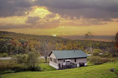 Image de A Cozy Retreat Nestled in the Mountains
