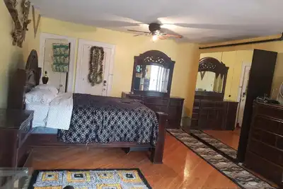 Extremely Spacious and Beautiful, sleeps 7 people, 5 minutes from everything!