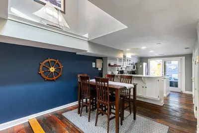 Image de Pet Friendly - Stone's throw from City Dock w private back patio