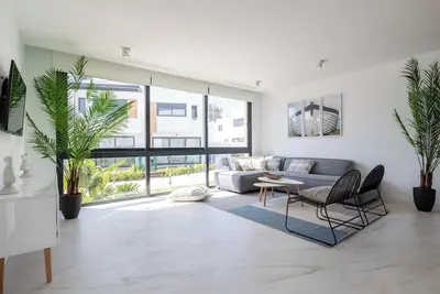 Image de Cosy Contemporary Townhouse, Pool, Covered Parkings Space. Walk to Puerto Banus