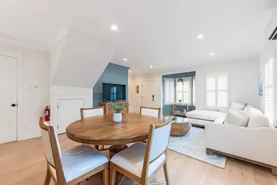 Image de The Jasmine | Just Renovated | 1. 5 Blocks to King