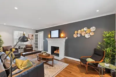 Image de Massive 5br Historic CozySuites House