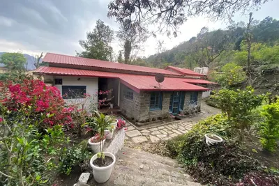 Image de A heritage British bungalow beautifully restored as a homestay near Nainital.