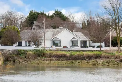 Image de Modern bungalow on the water, near airport and Dublin.