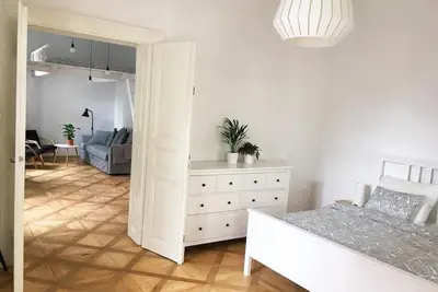 Image de A renovated old-fashioned apartment full of light 5 min from the Charles Bridge.