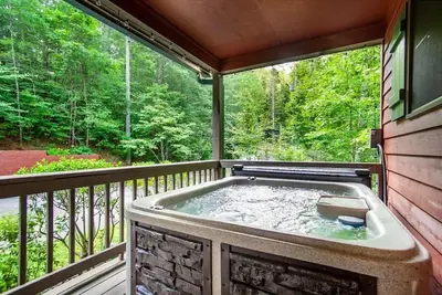 Image de Rustic 4bd Cabin! Pool Table +Hot Tub +Fireplace
