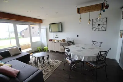 Image de À 150m des pistes de ski, vue dégagée, terrasse, parking, télévision, casier à ski, 55m²