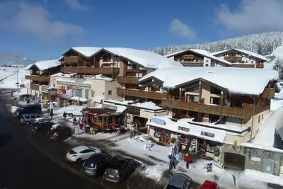 Image de À 50m des pistes de ski, 3ème étage, vue dégagée, balcon, télévision, casier à ski, 35m²