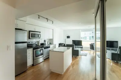 Image de Immaculate Condo | Minutes From Downtown Toronto |
