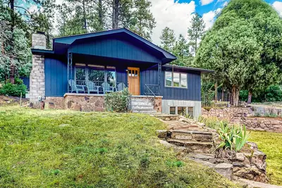 Image de Upper apartment with deluxe kitchen, private W/D, & great location