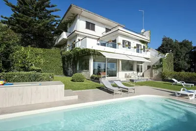 Image de Modern villa with private pool and coastal views